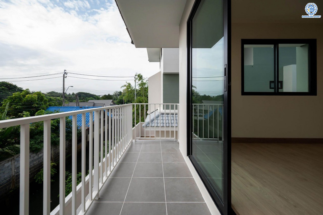 บ้านมือสองตกแต่งใหม่ โครงการ มณธานี บางแค บ้านเดี่ยว 3 ชั้น ดีไซน์หรูหรา เนื้อที่กว้าง 55.3 ตร.ว. พื้นที่ใช้สอย 240 ตร.ม. ฟังก์ชัน 5 ห้องนอน 4 ห้องน้ำ 2 ที่จอดรถ ฟังก์ชันครบตอบทุกไลฟ์สไตล์ บนทำเลศักยภาพ เชื่อมต่อถนนกาญจนาภิเษก ใกล้เดอะมอลล์บางแค ใกล้รถไฟฟ้าสายสีน้ำเงิน "สถานีหลักสอง" และจุดขึ้นทางด่วน "กาญจนาภิเษก"...